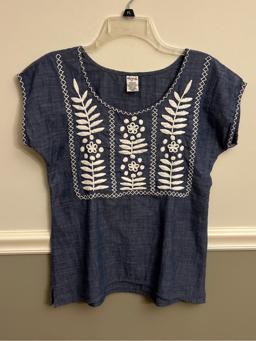 Abrazo Blue Denim Floral White Embroidered Short Sleeve Bobo Peasant Top Small